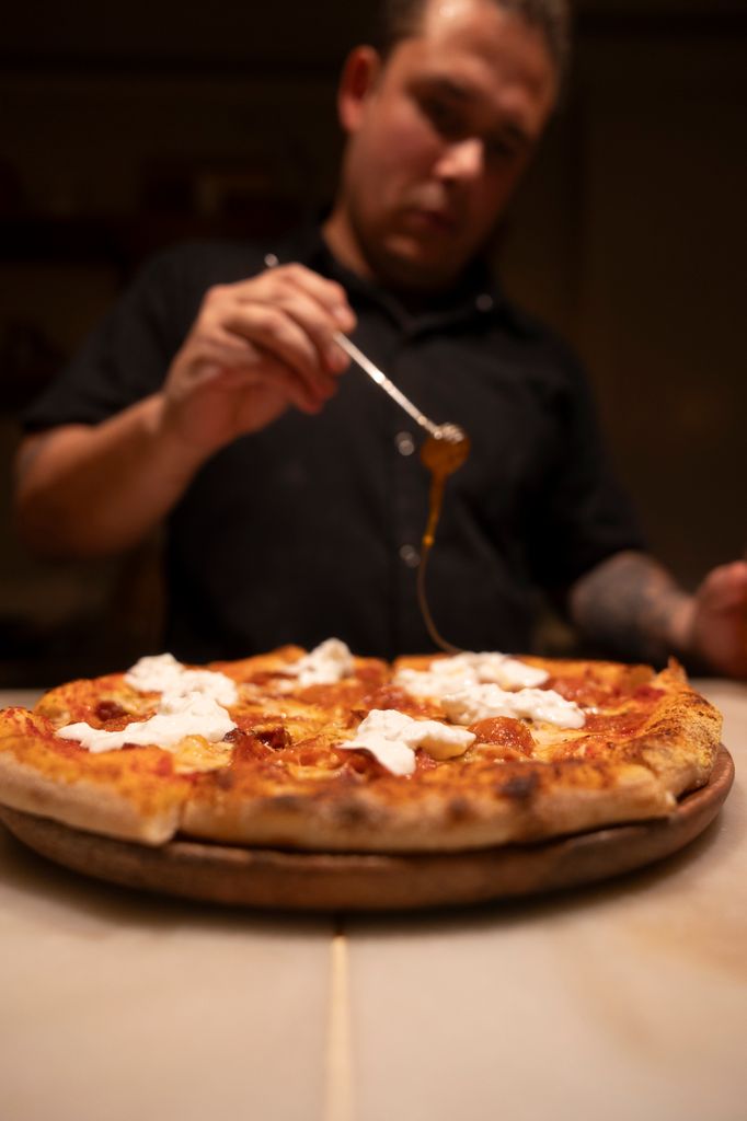 Cada pizza de Biga Clandestina forma parte de un exclusivo menú degustación donde las masas elaboradas con biga y la sorpresa son protagonistas de una experiencia única en Madrid.