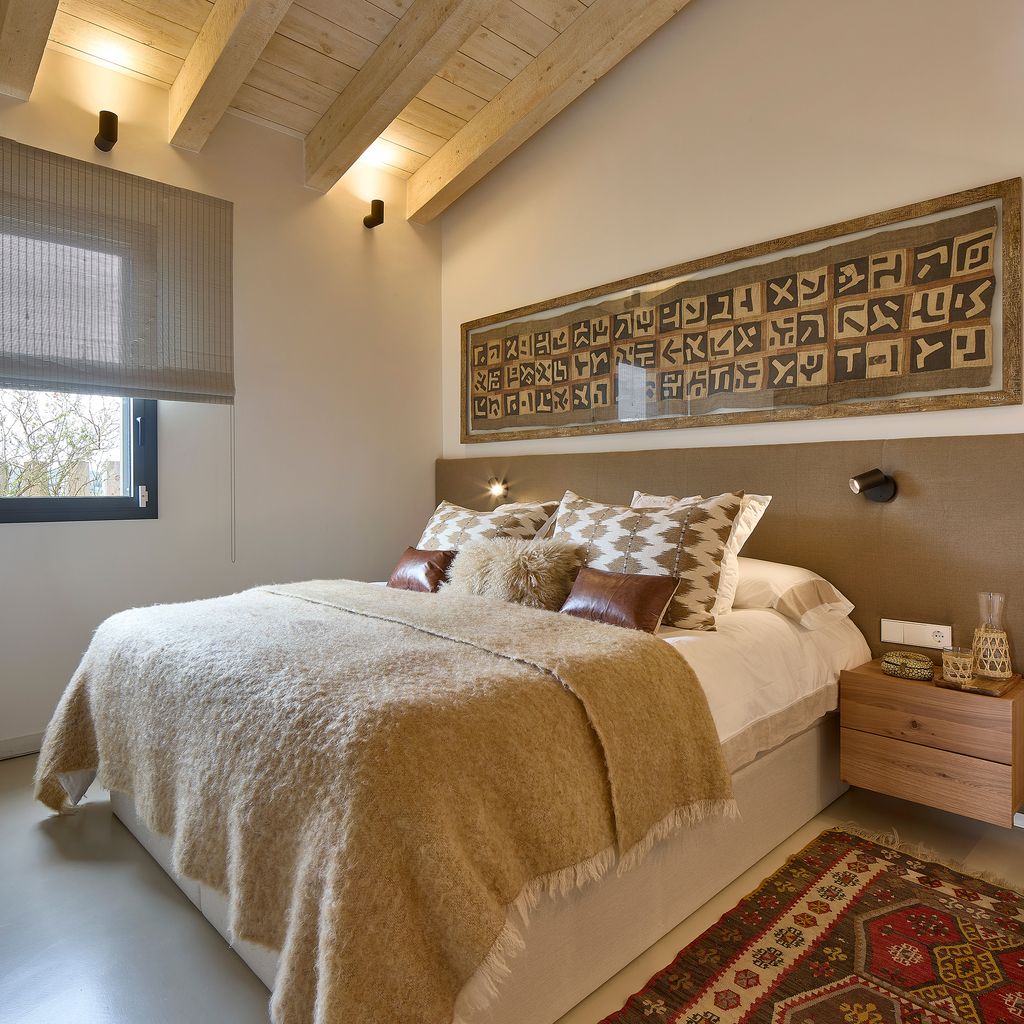 Dormitorio decorado en tonos tierra