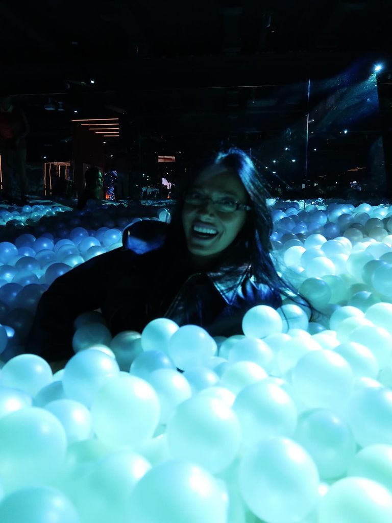 Oriana no se resistió a tomarse algunas fotos en una piscina llena de pelotas en lo que parecía ser la Color Factory NYC.