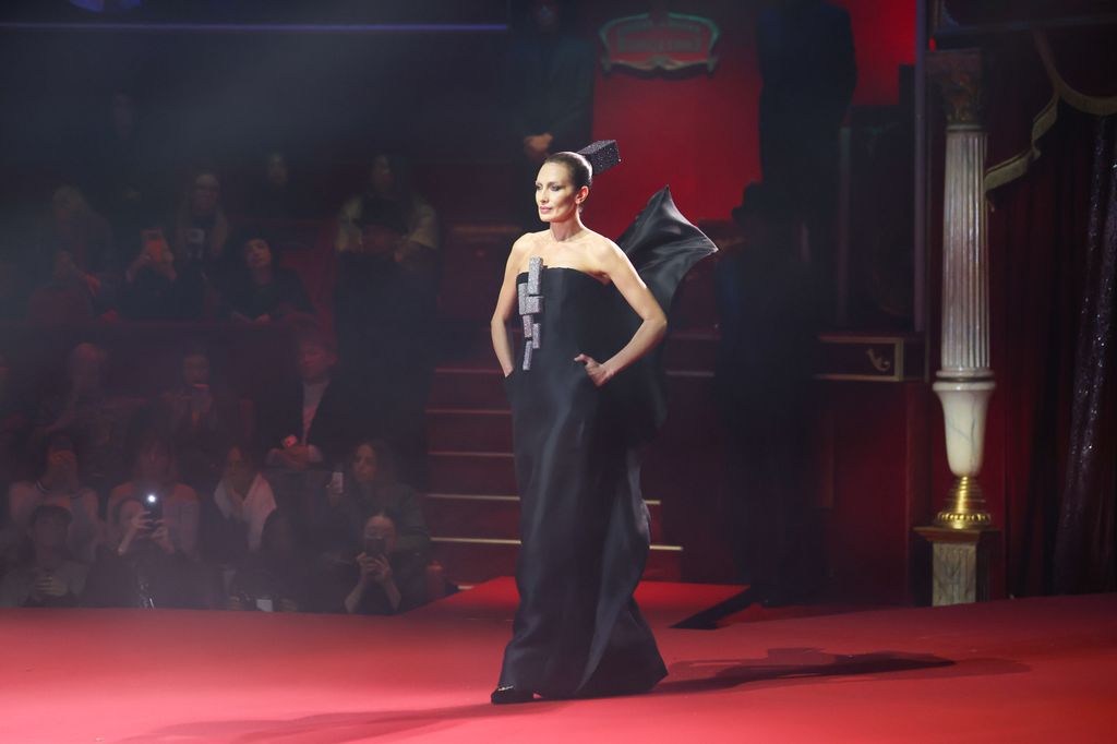 Nieves Álvarez, musa indiscutible de Stéphane Rolland, protagoniza una pasarela con acento español