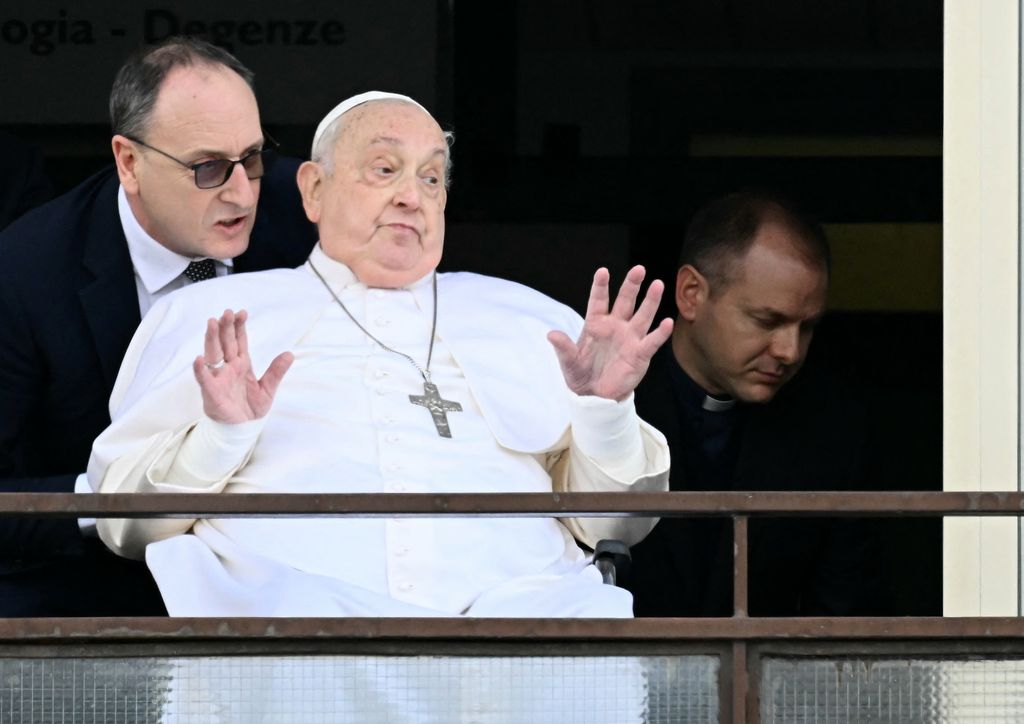 Primera aparición pública del papa Francisco desde su ingreso hospitalario    