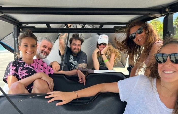 Sandra Barneda con su equipo de 'La isla de las tentaciones'