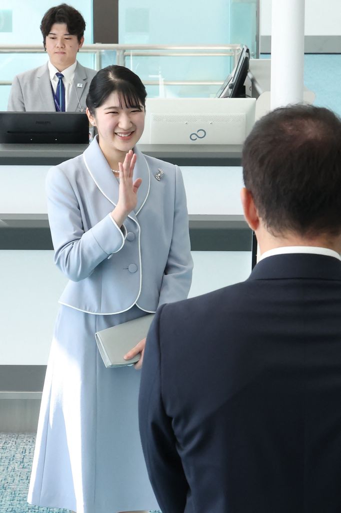 Aiko de Japón se despide en el aeropuerto de Tokio