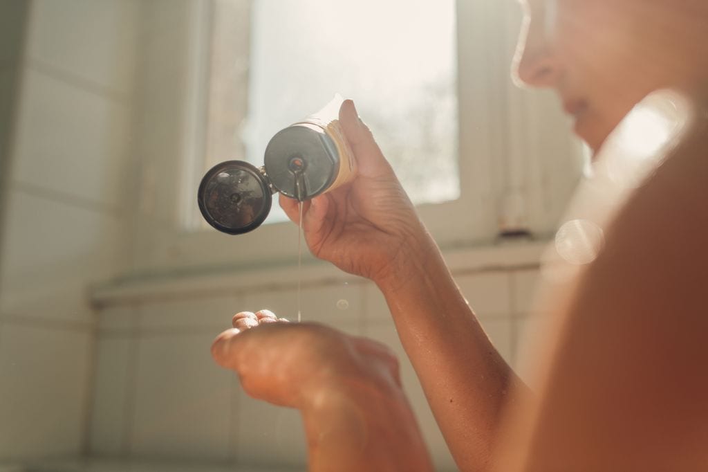 Mujer dándose una ducha 