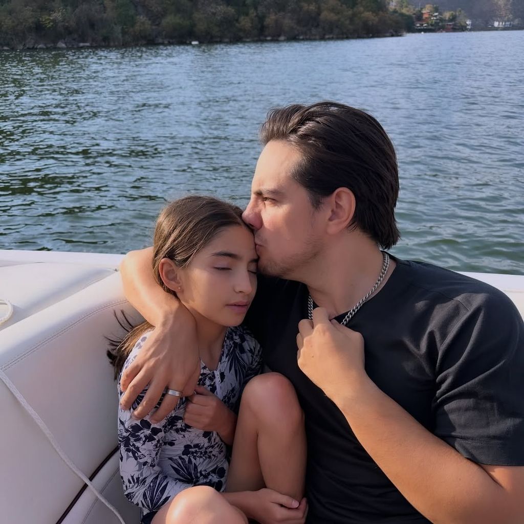 Aitana junto a su hermano Vadhir.