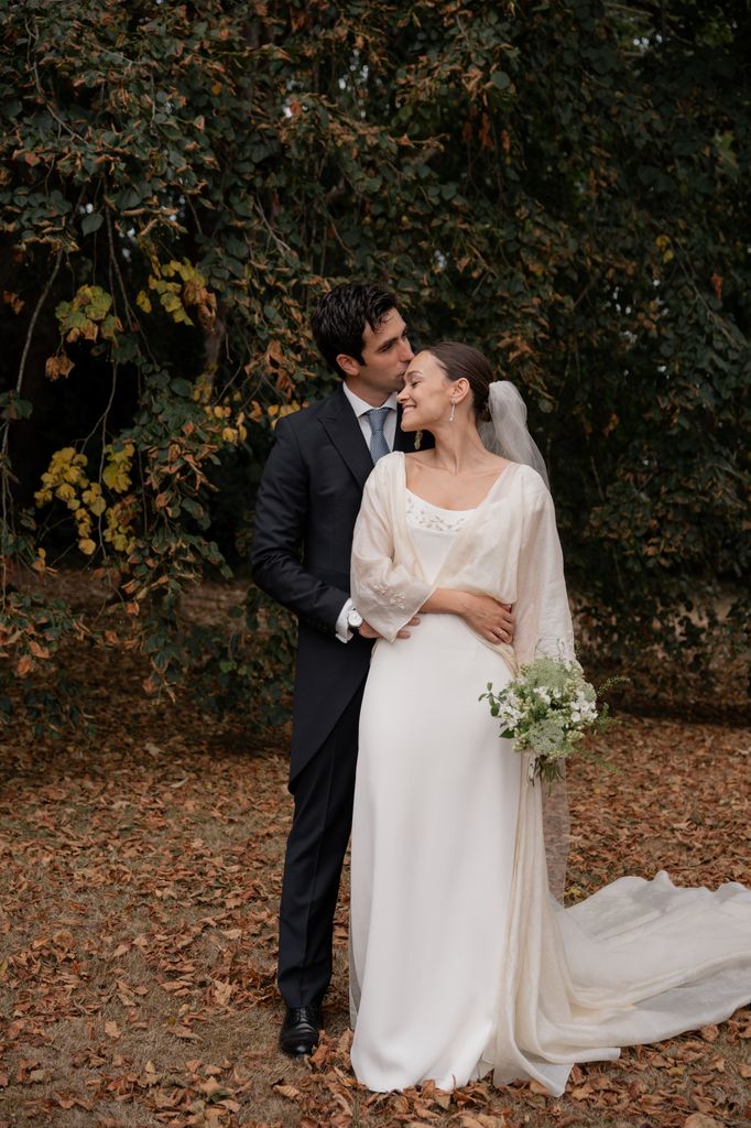 Ramo de novia de nardos con abrigo rústico