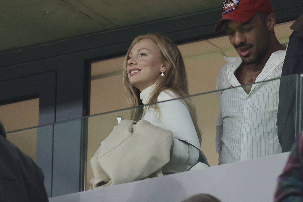 Ester Exposito con su amigo Sergio Momo viendo el partido entre el Real Madrid y el Atlético Madrid en el Santiago Bernabéu el 22 de marzo de 2026