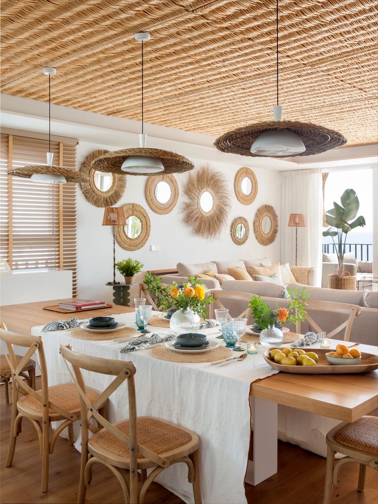 Salón mediterráneo con techos de cañizo. 