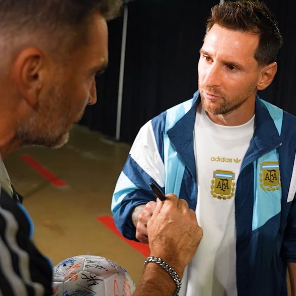 Julián Gil no sólo consiguió el autógrafo de Lionel Messi, sino que le entregó una estampa de la Virgen de Guadalupe