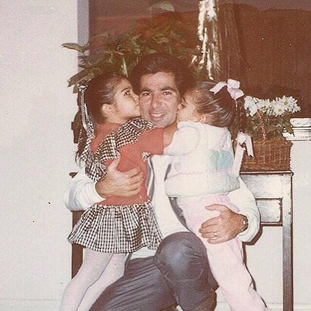 El difunto Robert Kardashian, junto a sus hijas