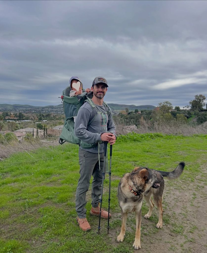 Milo Ventimiglia junto a su hija mayor, Ke'ala Coral, y Duke, el inseparable perro de la familia,