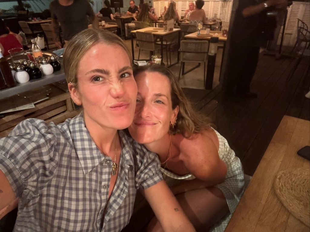 Alejandra, hija de Amparo Aragón, con su prima Macarena
