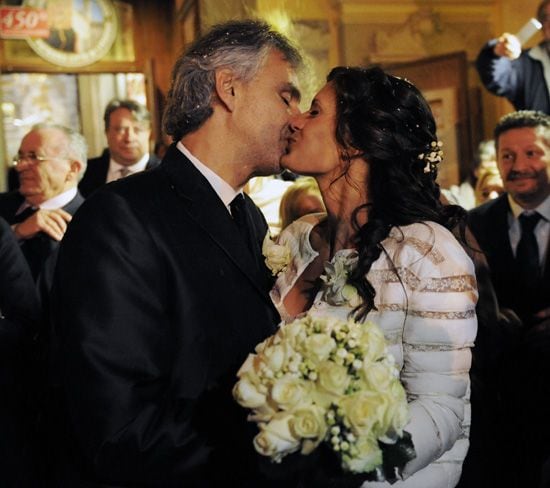 La pareja se fundió en un romántico beso 