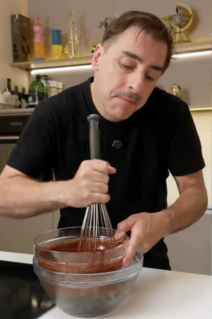 Jordi Roca emulsionando el chocolate para preparar la mousse.
