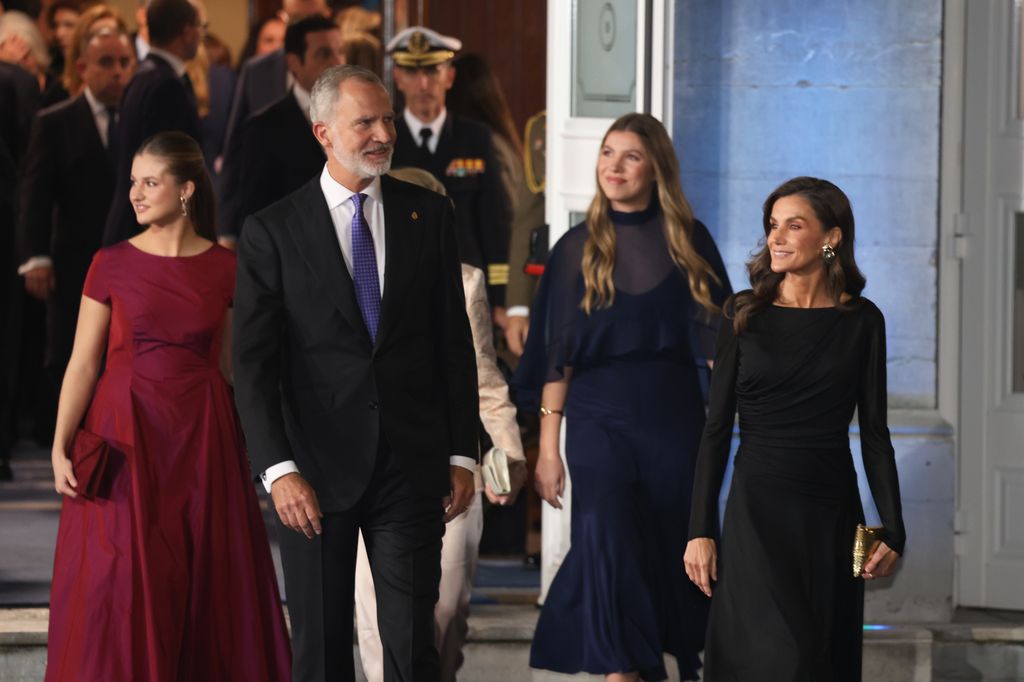 La princesa Leonor, la infanta Sofía y los Reyes, a su salida del Teatro Campoamor de Oviedo