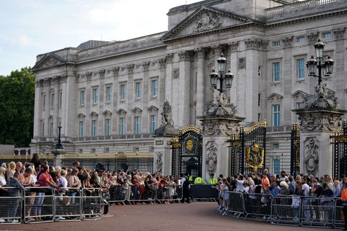 La llegada del féretro de Isabel II a Londres y la visita de los Reyes a Irlanda del Norte: la agenda de la realeza británica para hoy martes