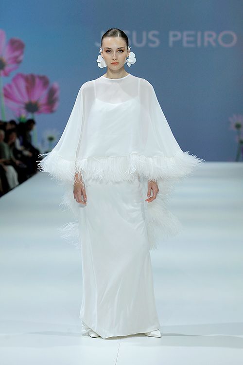 Vestido de novia con plumas