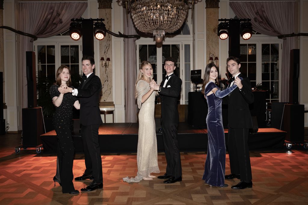 La princesa  Dorothee-Anastasjia de Arenberg, con el príncipe Paul-Louis of Nassau; la princesa Maria Carolina de Borbón- Dos Silicas con el duque de Crussol, la princesa Eulalia de Orleans-Borbón, con Pierre-Elzear Latecoere en el Baile de la Orden de Malta 