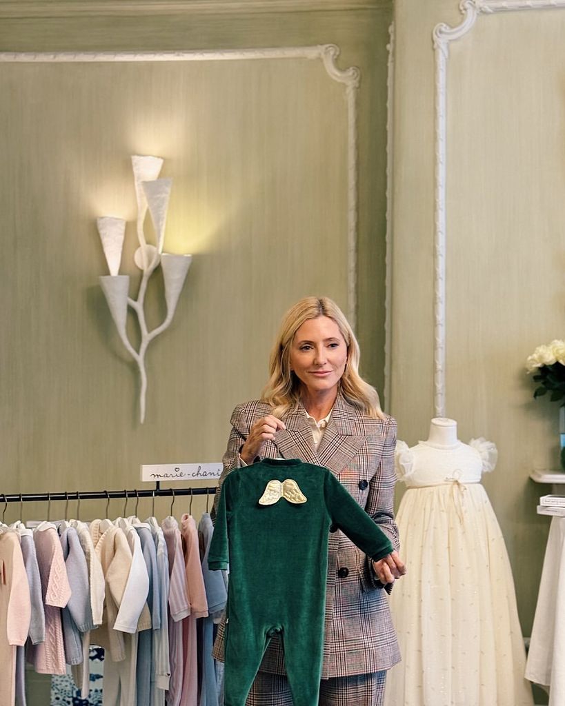 Marie-Chantal junto a la ropa de su marca