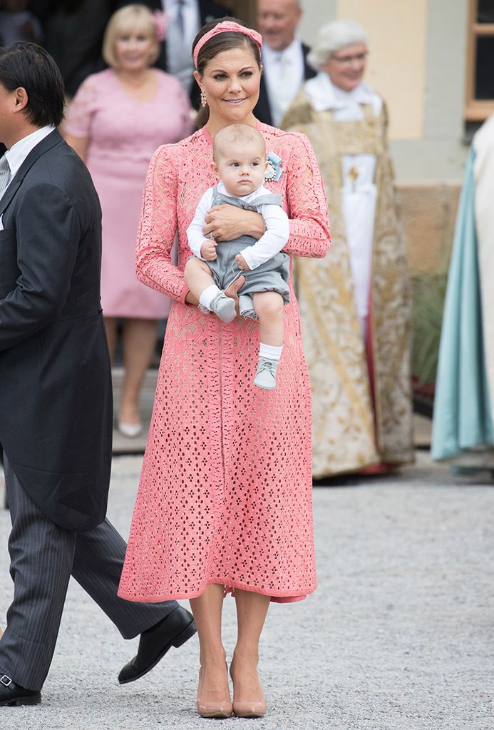 Máxima de Holanda sorprende con un extravagante look de encaje y tocado gigante
