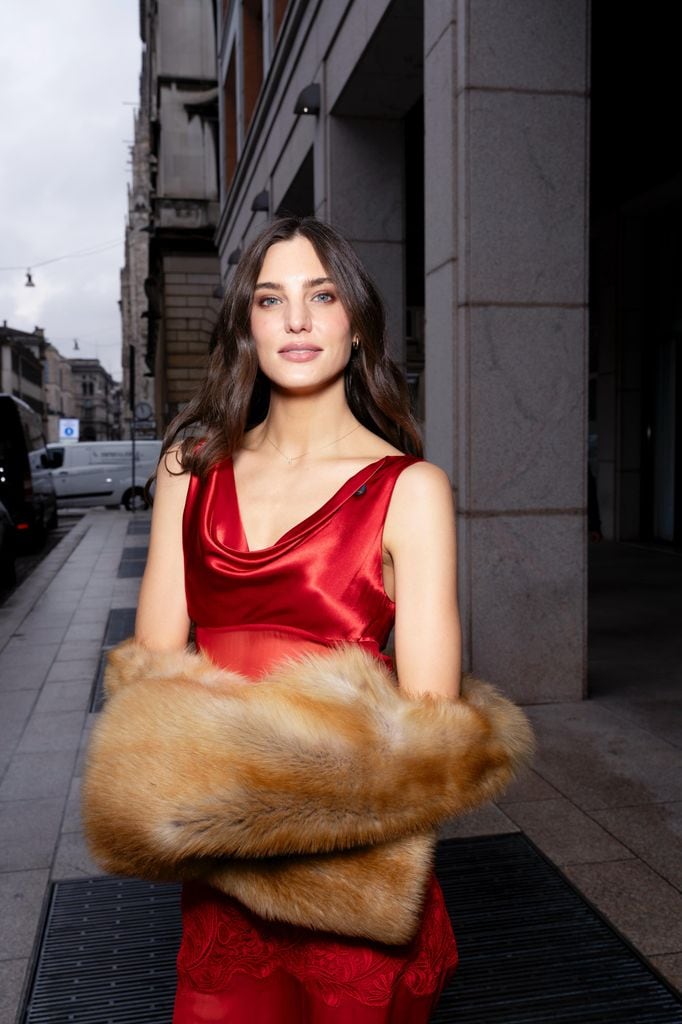 Macarena Achaga derrocha glamour en el desfile de Ferragamo.