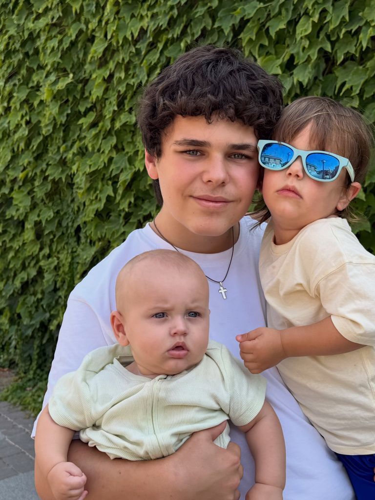 Axel con sus hermanos menores; Milán y Milo. 