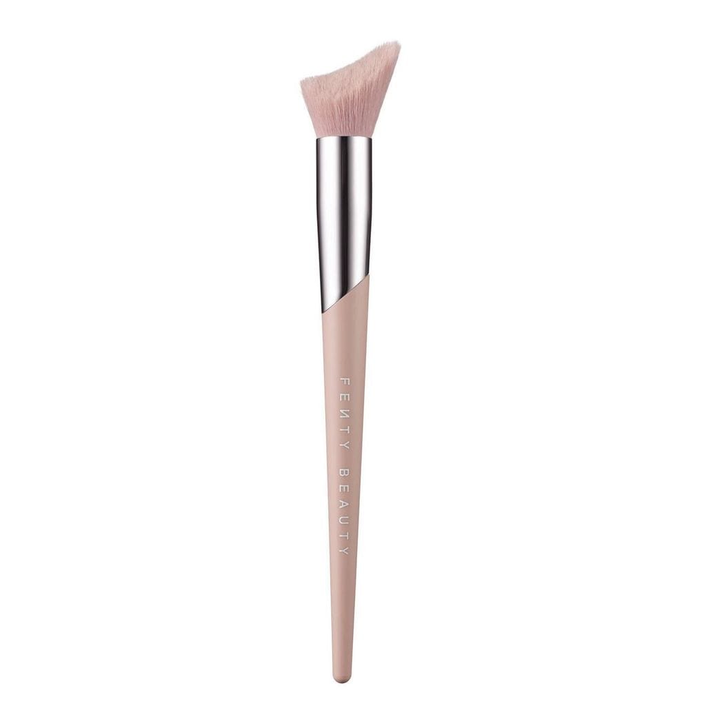 cheek hugging highlight brush 120 de fenty beauty