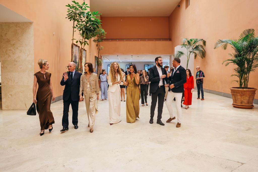 Blanca Cuesta y Borja Thyssen durante su recorrido por la exposición de Ewa Juszkiewicz