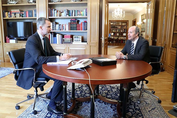 Don Felipe con el ministro de Justicia, Juan Carlos Campo Moreno 