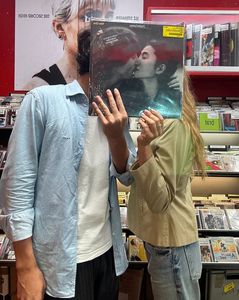 Nicolas de Dinamarca y su novia, Benedikte Thoustrup, jugando al escondite en una tienda de discos
