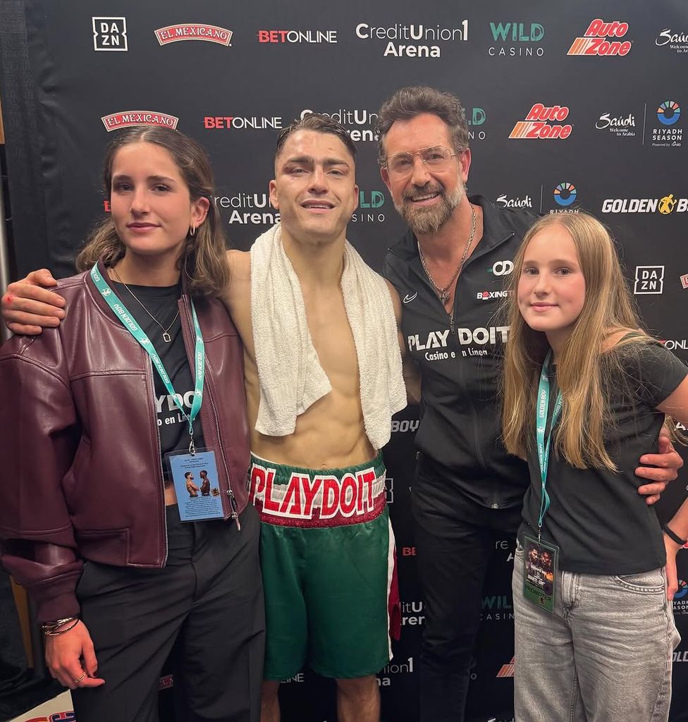 Gabriel Soto y sus hijas con Oscar Duarte, el ganador de la pelea.