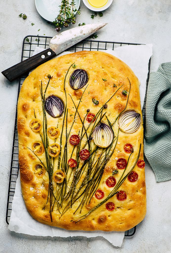 Focaccia con jitomates cherry, cebollín y echalote. 