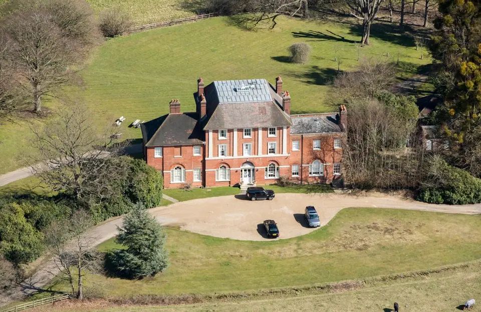 Forest Lodge, antes conocido como Holly Grove en Windsor Great Park, es la casa familiar de George