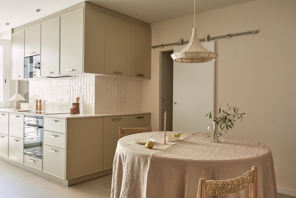 Cocina con muebles con acabado cashmere. 