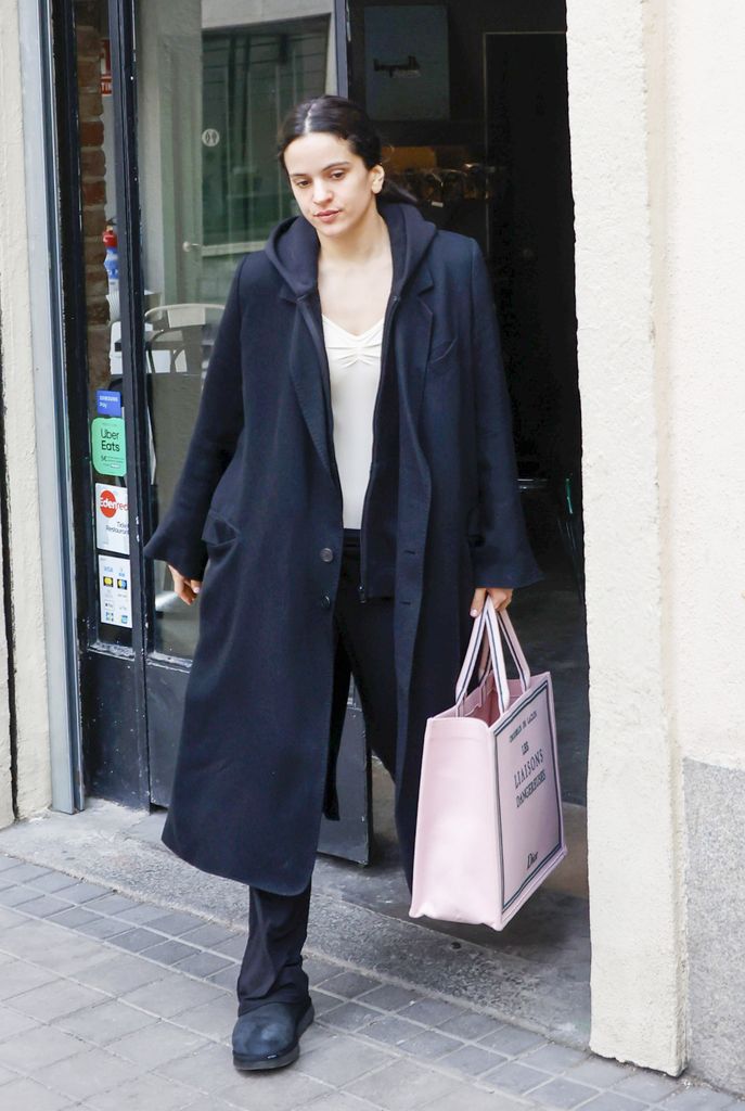 Rosalía se dejó ver en Madrid con uno de los bolsos más codiciados de Dior por Jonathan Anderson. 