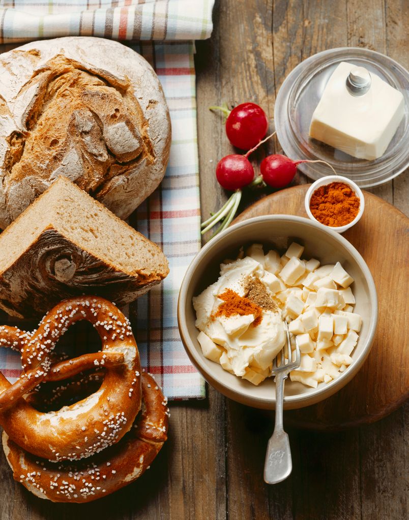 Queso, mantequilla y especias, ingredinetes principales de esta crema
