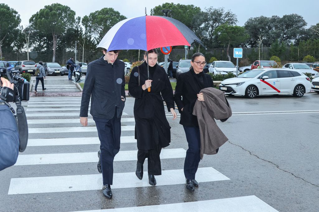 Laura Ponte con sus hijos Luis Felipe Gomez Acebo y Laura Gomez Acebo durante el funeral de Fernando Gomez Acebo in Madrid el 2 de marzo de 2024
