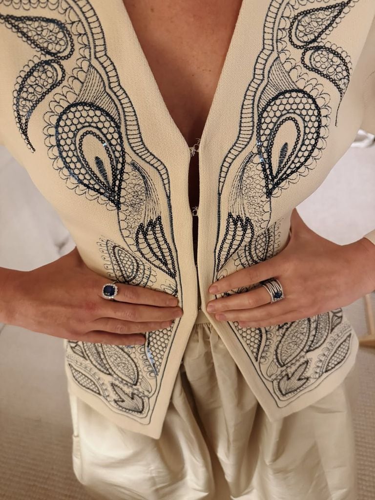 Claudia Osborne con look de The IQ Collection en Madrid, 2025.