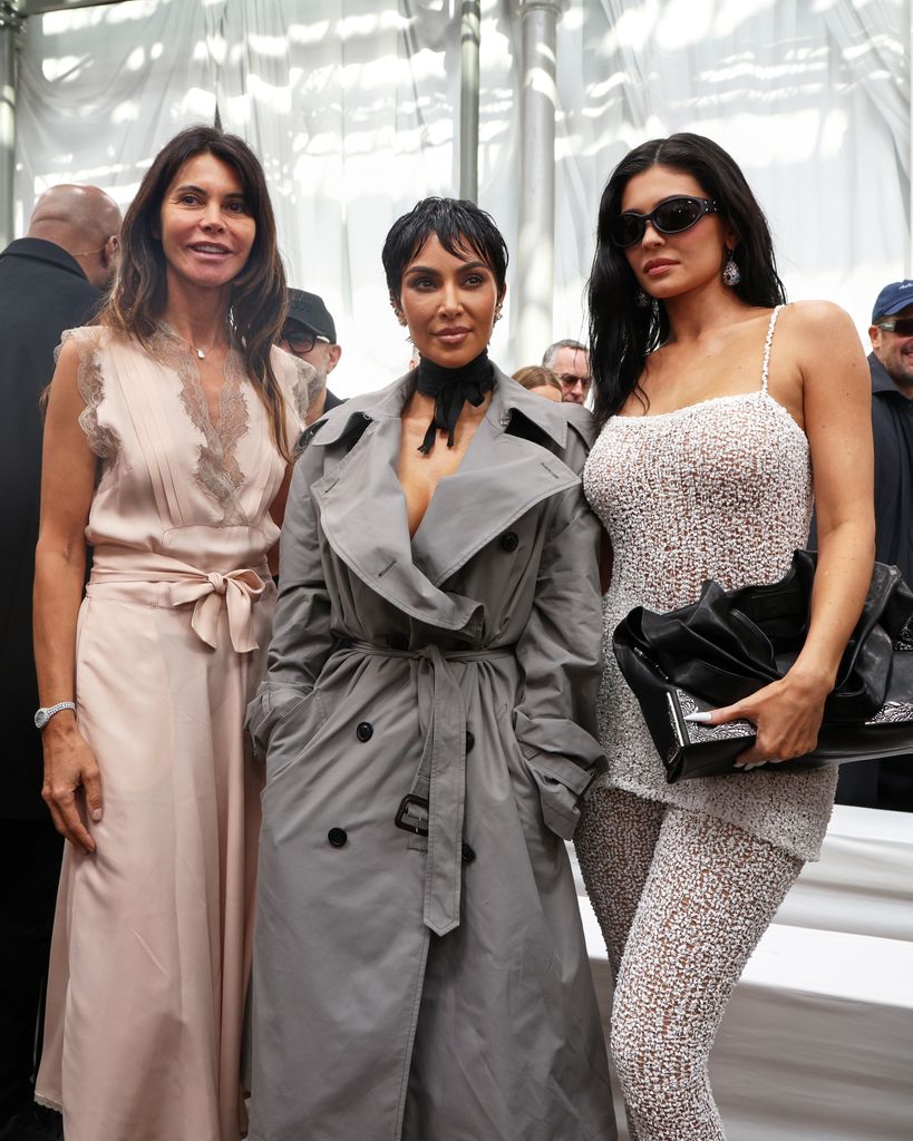 Arianna Alessi, Kim Kardashian, Kylie Jenner en el desfile de Maison Margiela. 