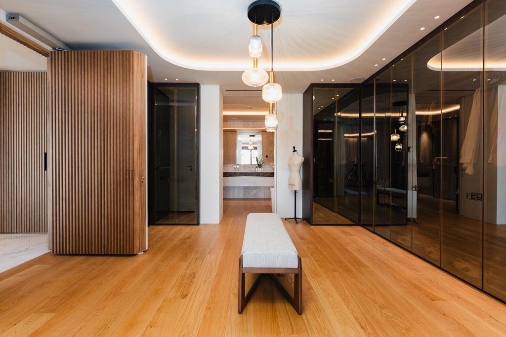 Vestidor con puertas de madera