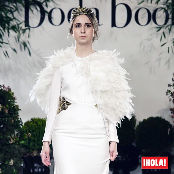 Ana desfila con vestido Minerva, capeline cisne de plumas y corona laurel con diferente piedras de colores de Panambi
