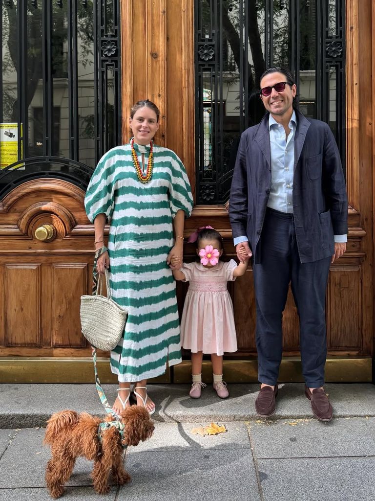 Belén Barnechea, junto a su hija Mafalda y su marido Martín Cabello de los Cobos