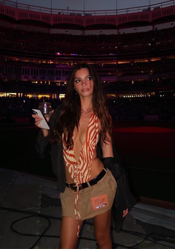 Emily Ratajkowski en un concierto de Bad Bunny