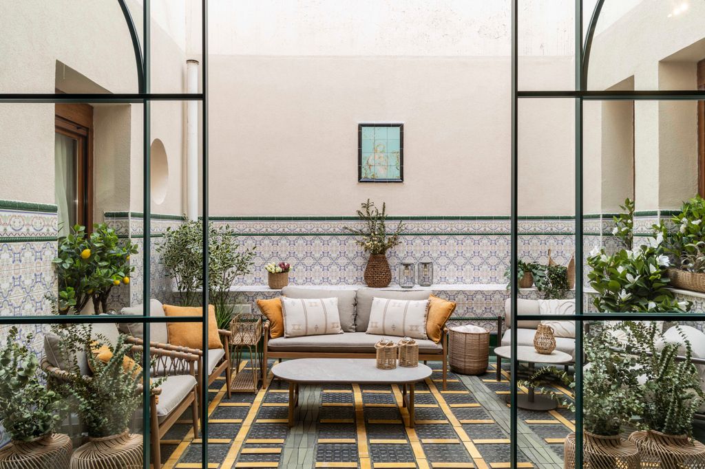 Patio decorado con muebles de jardín en Casa Decor 2026