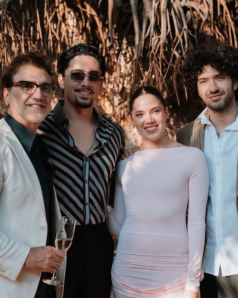 En la imagen, América Fernández junto a su papá y a sus dos hermanos varones, Alex y Emiliano.
