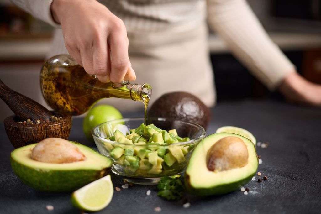 Grasas saludables como las del aceite de oliva y las del aguacate son imprescindibles en nuestra dieta.