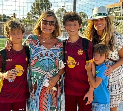 Cari Lapique, con su hija Carla y sus nietos