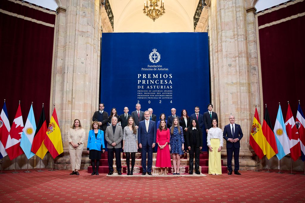 Los reyes Felipe  y Letizia en la entrega de premios Princesa de Asturias con la princesa Leonor, la infanta Sofía en 2024