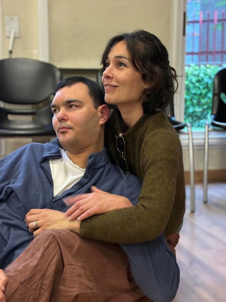Nadia de Santiago acompañando a su hermano en una clase de baile.