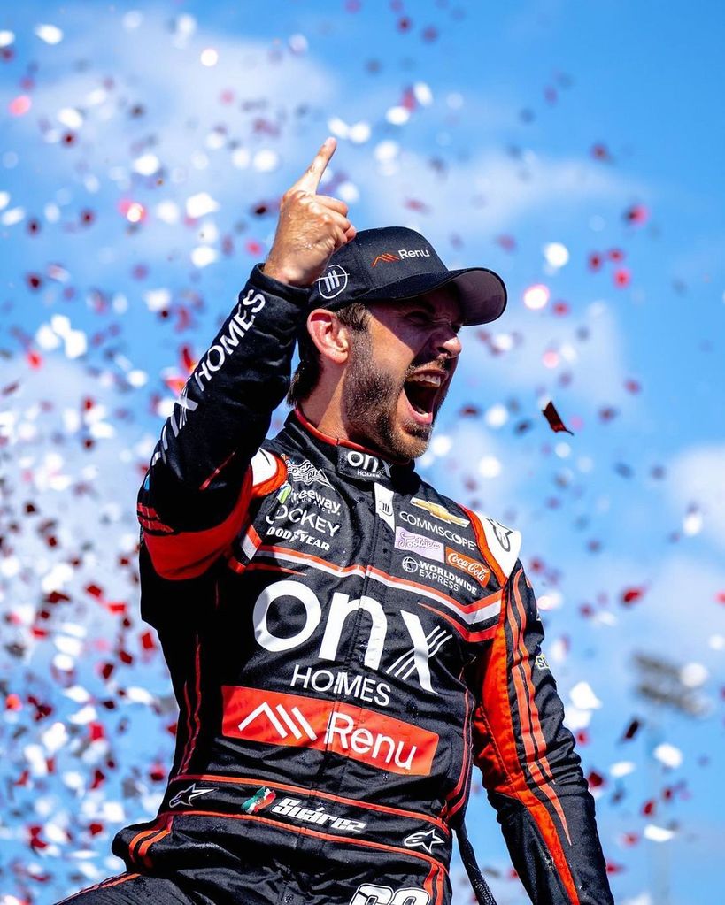 Daniel Suárez es el primer piloto nacido en México en ganar una carrera de la Nascar y el primer piloto nacido en el extranjero en ganar un campeonato de la NASCAR National Series